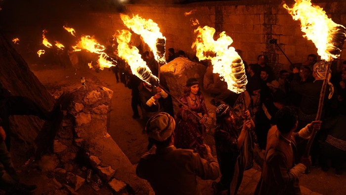 Suku Kurdi Irak merayakan tahun baru persia alias Nowruz. Mereka melangkah kaki mendaki gunung sembari membawa obor.