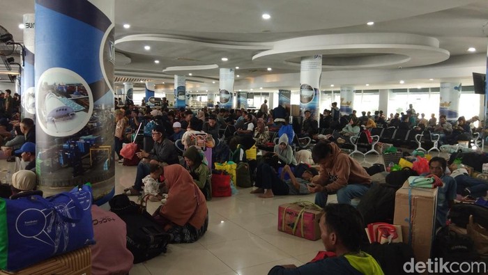 Suasana di Pelabuhan Soekarno Hatta Makassar di momen mudi Lebaran.