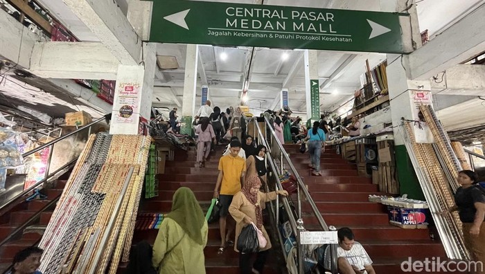 Suasana di Pusat Pasar Medan, Jumat (21/3/2025)