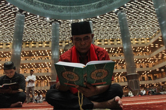 Sejumlah umat Islam beriktikaf di Masjid Istiqlal, Jakarta, Kamis (20/3/2025). Memasuki 10 hari terakhir bulan suci Ramadhan kaum muslim memadati masjid untuk menambah amalan dan meningkatkan ibadah di bulan Ramadhan guna mengharapkan malam Lailatulk