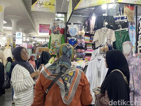 Suasana Pasar Johar, Kelurahan Kauman, Kecamatan Semarang Tengah, ramai pembeli menjelang Hari Raya Idul Fitri, Jumat (20/3/2025).