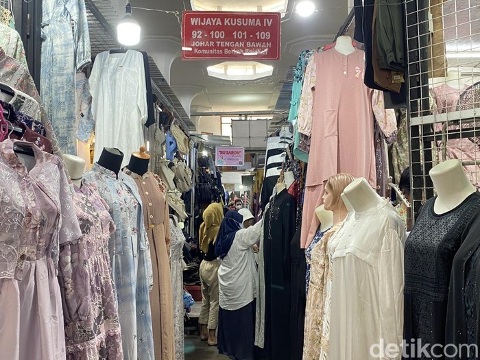 Suasana Pasar Johar, Kelurahan Kauman, Kecamatan Semarang Tengah, ramai pembeli menjelang Hari Raya Idul Fitri, Jumat (20/3/2025).
