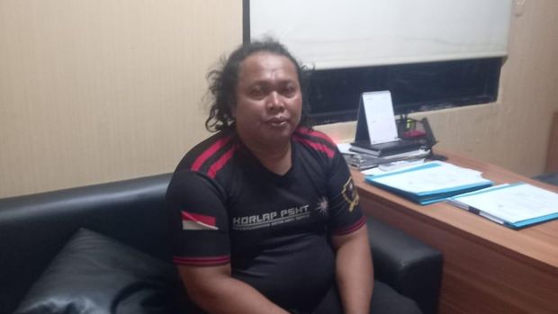 Tampang pria inisial DS 'jagoan Cikiwul' pemalak perusahaan di Bekasi usai ditangkap polisi.