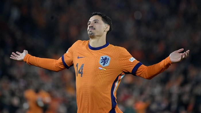 Soccer Football - Nations League - Quarter Final - First Leg - Netherlands v Spain - Feyenoord Stadium, Rotterdam, Netherlands - March 20, 2025 Netherlands Tijjani Reijnders celebrates scoring their second goal REUTERS/Fabian Bimmer