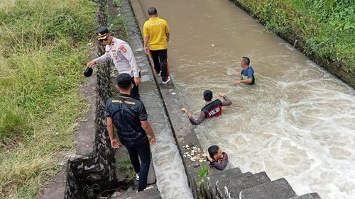 Tim Gabungan melakukan proses pencarian warga Dusun Bajing Klungkung selama tiga jam, Jumat (21/3/2025). (Polres Klungkung)