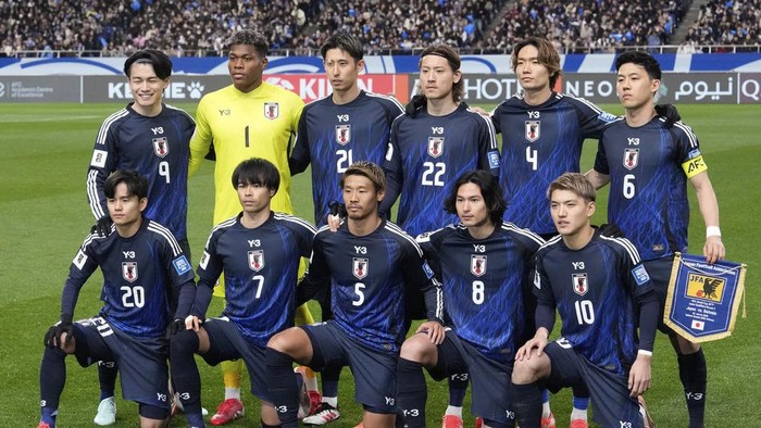 Japan players pose before the start of the World Cup qualifying soccer match between Japan and Bahrain at Saitama Stadium in Saitama, Japan, Thursday, March 20, 2025. (AP Photo/Eugene Hoshiko)