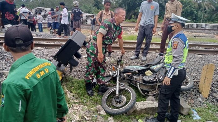 TKP pelajar Muara Enim tewas tertabrak kereta api.