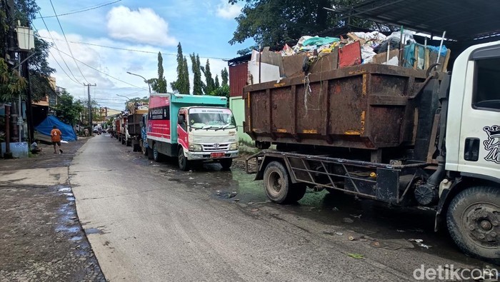 Antrean truk sampah mencapai 1 km di TPA Antang Makassar akibat over kapasitas dan jalan rusak.