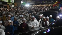 Umat Islam menjalankan ibadah salat tarawih saat Malam Selikuran di jalan raya Pahlawan, Kelurahan Empang, Kota Bogor, Jawa Barat, Kamis (20/3/2025).  
