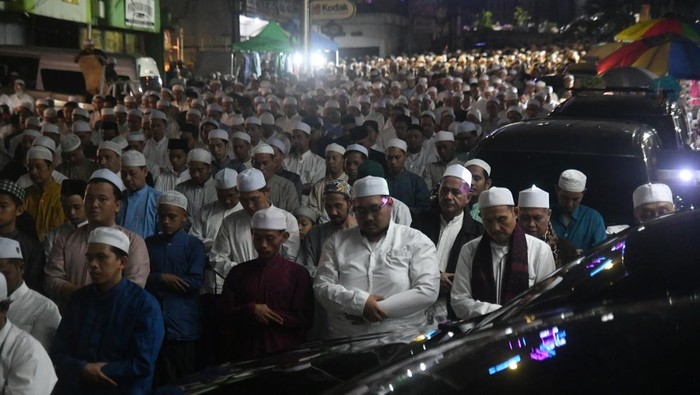 Umat Islam menjalankan ibadah shalat tarawih saat Malam Selikuran di jalan raya Pahlawan, Kelurahan Empang, Kota Bogor, Jawa Barat, Kamis (20/3/2025). Malam Selikuran atau malam ganjil pada 21 Ramadhan tersebut menjadi tradisi yang turun temurun dengan melaksanakan tarawih yang dihadiri ribuan umat Islam dari berbagai wilayah di Jabodetabek. ANTARA FOTO/Arif Firmansyah/nz