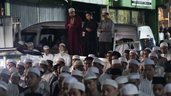 Tradisi Malam Selikuran di Kota Bogor Umat Islam menjalankan ibadah shalat tarawih saat Malam Selikuran di jalan raya Pahlawan, Kelurahan Empang, Kota Bogor, Jawa Barat, Kamis (20/3/2025). Malam Selikuran atau malam ganjil pada 21 Ramadhan tersebut menjadi tradisi yang turun temurun dengan melaksanakan tarawih yang dihadiri ribuan umat Islam dari berbagai wilayah di Jabodetabek. ANTARA FOTO/Arif Firmansyah/nz