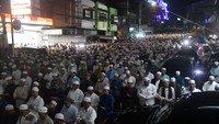 Kegiatan ini diisi dengan melaksanakan tarawih yang dihadiri ribuan umat Islam dari berbagai wilayah di Jabodetabek.  