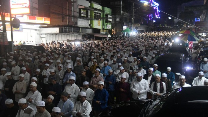 Tradisi Malam Selikuran di Kota Bogor Umat Islam menjalankan ibadah shalat tarawih saat Malam Selikuran di jalan raya Pahlawan, Kelurahan Empang, Kota Bogor, Jawa Barat, Kamis (20/3/2025). Malam Selikuran atau malam ganjil pada 21 Ramadhan tersebut menjadi tradisi yang turun temurun dengan melaksanakan tarawih yang dihadiri ribuan umat Islam dari berbagai wilayah di Jabodetabek. ANTARA FOTO/Arif Firmansyah/nz