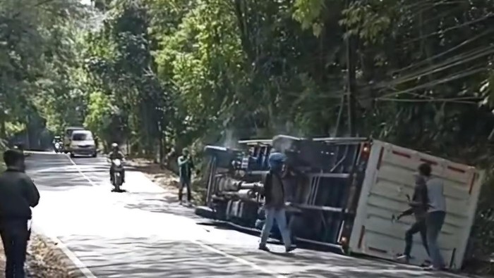 Truk boks terguling di Lembang timpa pemotor