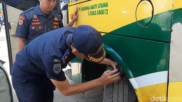 Uji kelaikan bus mudik di Tasikmalaya