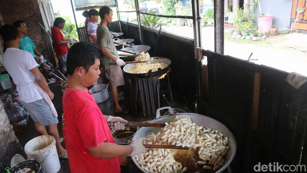 Usaha kerupuk ikan tenggiri di Pati Lor, Kabupaten Pati, Jumat (21/3/2025). (Foto : Dian Utoro Aji/detikJateng).