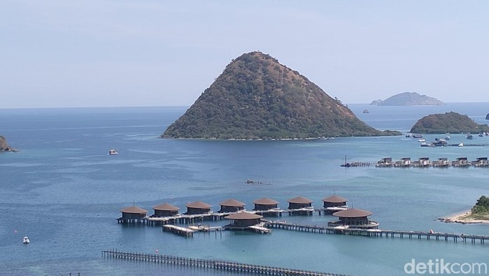 Vila-vila mewah dibangun di atas laut Labuan Bajo, Manggarai Barat, Nusa Tenggara Timur (NTT)