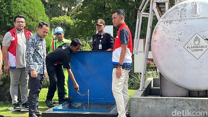 Wali Kota Solo, Respati Ardi bersama Pertamina Jawa Bagian Tengah melakukan pengecekan kualitas BBM di SPBU Manahan, Jumat (21/3/2025).