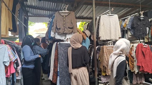 Warga berburu pakaian bekas jelang Idul Fitri di Pasar Karang Sukun, Mataram, NTB, Jumat (21/3/2025). (Nathea Citra/detikBali)