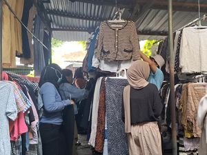 Jelang Lebaran, Warga Berburu Pakaian Bekas di Pasar Karang Sukun Mataram