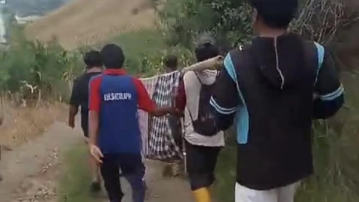 Warga di Pinrang menandu wanita yang sakit menuju RS karena akses jalan rusak.