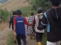 Wanita Sakit di Pinrang Ditandu 2 Km ke RSUD Enrekang gegara Jalan Rusak