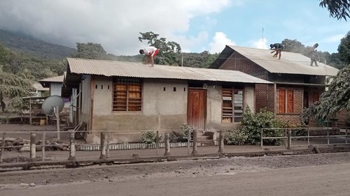 Warga memberiskan atas setelah erupsi Gunung Lewotobi, Flores TImur, NTT, Jumat (21/3/2025). (IST)