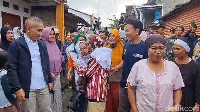 Warga menyambut kepulangan Mak Ribut Uripah, TKW asal Batang yang 19 tahun hilang di Malaysia, Jumat (21/3/2025).