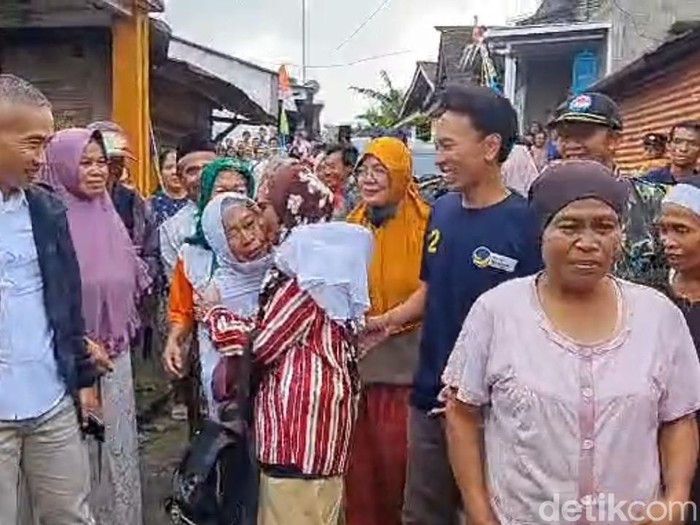 Warga menyambut kepulangan Mak Ribut Uripah, TKW asal Batang yang 19 tahun hilang di Malaysia, Jumat (21/3/2025).