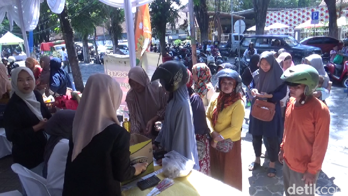 Warga serbu pasar sembako murah di Lumajang