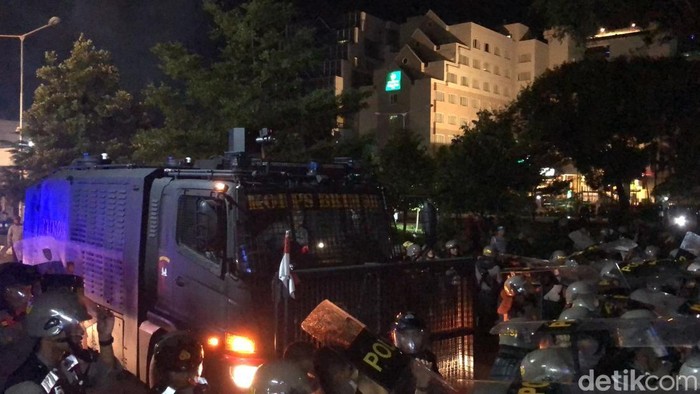 Water canon dikerahkan untuk mengendalikan massa di depan DPRD DIY, Jumat (21/3/2025).