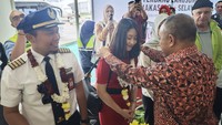Bupati Kepulauan Selayar, Petahana Muhammad Natsir Ali, secara simbolis menyambut penerbangan perdana Wings Air rute Makassar (UPG) Kepulauan Selayar (KSR) dengan pengalungan bunga kepada kru penerbangan. Foto Wings Air