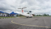 Wings Air mengoperasikan pesawat generasi modern ATR 72 dengan kapasitas 72 kursi kelas ekonomi, yang dirancang untuk memberikan kenyamanan maksimal dalam penerbangan jarak pendek. Pesawat ini menghubungkan wilayah setingkat kecamatan atau kabupaten, memungkinkan akses transportasi udara yang lebih cepat dibandingkan perjalanan darat atau laut. Foto: Wings Air