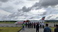 Rute Selayar – Makassar menghadirkan konektivitas lebih luas bagi masyarakat Kepulauan Selayar, pebisnis, dan wisatawan. Dengan transit di Makassar, pelanggan dapat melanjutkan perjalanan ke berbagai kota strategis seperti Bali, Lombok, Surabaya, Jakarta, Yogyakarta, Kendari, Palu, Manado, Gorontalo, Ambon, Ternate, Sorong, Jayapura, Merauke, dan destinasi lainnya. Rute ini membuka peluang besar bagi pengembangan ekonomi, pariwisata, serta mobilitas yang lebih praktis dan nyaman. Foto: Wings Air