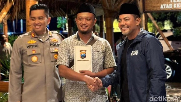 Aksi heroik Aipda Andik Muhyeni mendapat apresiasi dan penghargaan dari Kapolres Probolinggo AKBP Wisnu Wardana dan Bupati Probolinggo dr Mohammad Haris atau Gus Haris