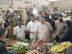 Legislator Rajiv dan Wabup Bandung Cek Harga Bahan Pokok di Pasar Soreang