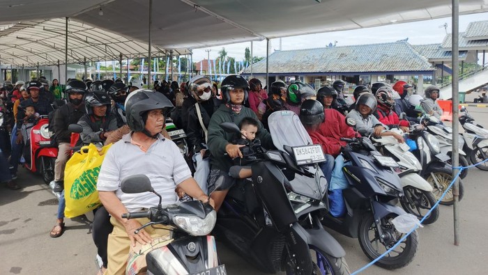 Antrean kendaraan pemudik di Pelabuhan Gilimanuk, Jembrana, Bali, Sabtu (22/3/2025). (I Putu Adi Budiastrawan/detikBali)