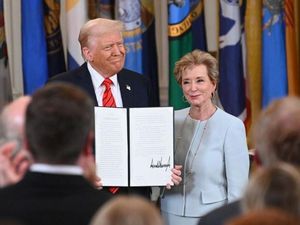 Trump Kenakan Tarif Impor Barang Masuk AS 10%, China-Uni Eropa Kena Lebih Tinggi