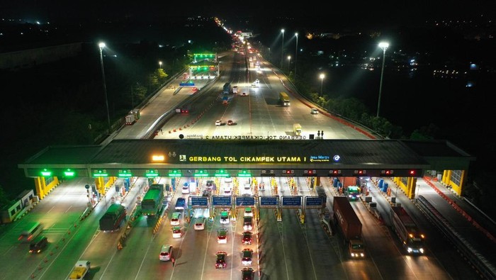 Kendaraan melintas menuju Gerbang Tol Cikampek Utama 1 di Kabupaten Karawang, Jawa Barat, Sabtu (22/3/2025) dini hari. Jumlah kendaraan yang melintasi GT Cikampek Utama pada H-9 Lebaran 2025 terpantau ramai lancar. ANTARA FOTO/ Fakhri Hermansyah/wpa.