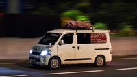 Kendaraan melintas menuju Gerbang Tol Cikampek Utama 1 di Kabupaten Karawang, Jawa Barat, Sabtu (22/3/2025) dini hari.