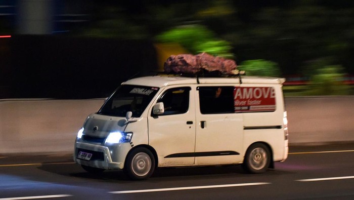 Kendaraan melintas menuju Gerbang Tol Cikampek Utama 1 di Kabupaten Karawang, Jawa Barat, Sabtu (22/3/2025) dini hari. Jumlah kendaraan yang melintasi GT Cikampek Utama pada H-9 Lebaran 2025 terpantau ramai lancar. ANTARA FOTO/ Fakhri Hermansyah/wpa.