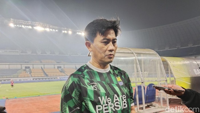 Asisten pelatih Persib Bandung Yaya Sunarya