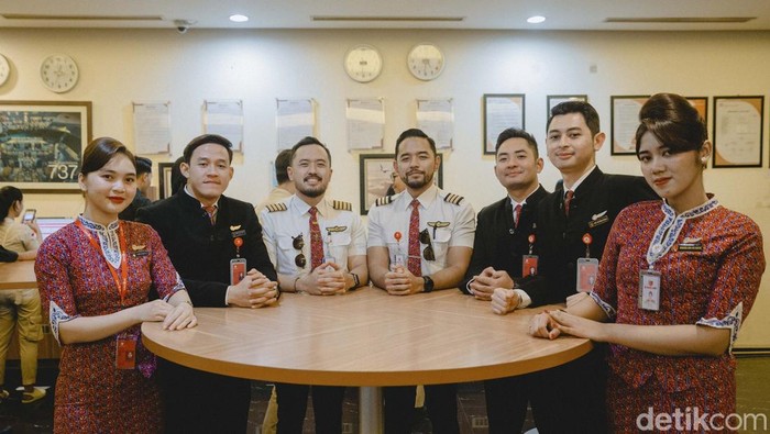Awak kabin Lion Air bawa penumpang dalam penerbangan misi kemanusiaan dari Myanmar