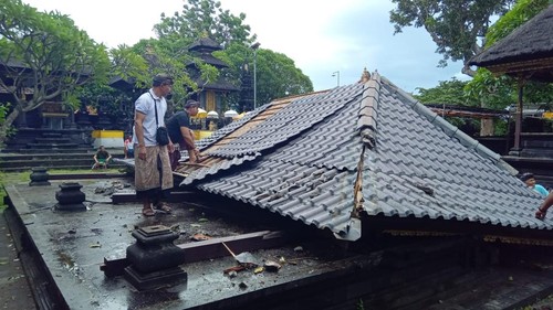 Bale Pedanaan di Pura Silayukti, Desa Padangbai, Kecamatan Manggis, Karangasem, ambruk akibat hujan deras disertai angin kencang, Sabtu (22/3/2025). (Istimewa)