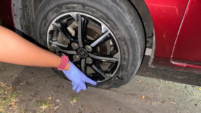 Ban mobil korban yang pecah.