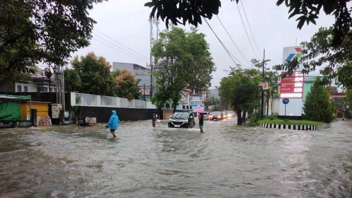 Cuaca ekstrem di Sulawesi Utara (Sulut) membuat 3 daerah diterjang banjir dan tanah longsor dalam sehari.