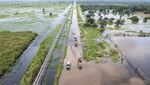Menerobos Banjir di Tanjung Jabung Barat Jambi