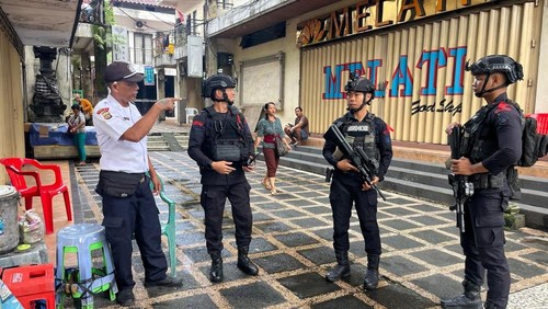 Brimob Polda Bali melakukan patroli di pertokoan emas Jalan Hasanudin, Denpasar, Sabtu (22/3/2025). (Dok. Polda Bali)