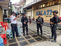 Brimob Polda Bali Patroli di Pertokoan Emas Jelang Nyepi-Idul Fitri