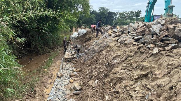 Bronjong batu kali di perumahan The Arthera Hill 2